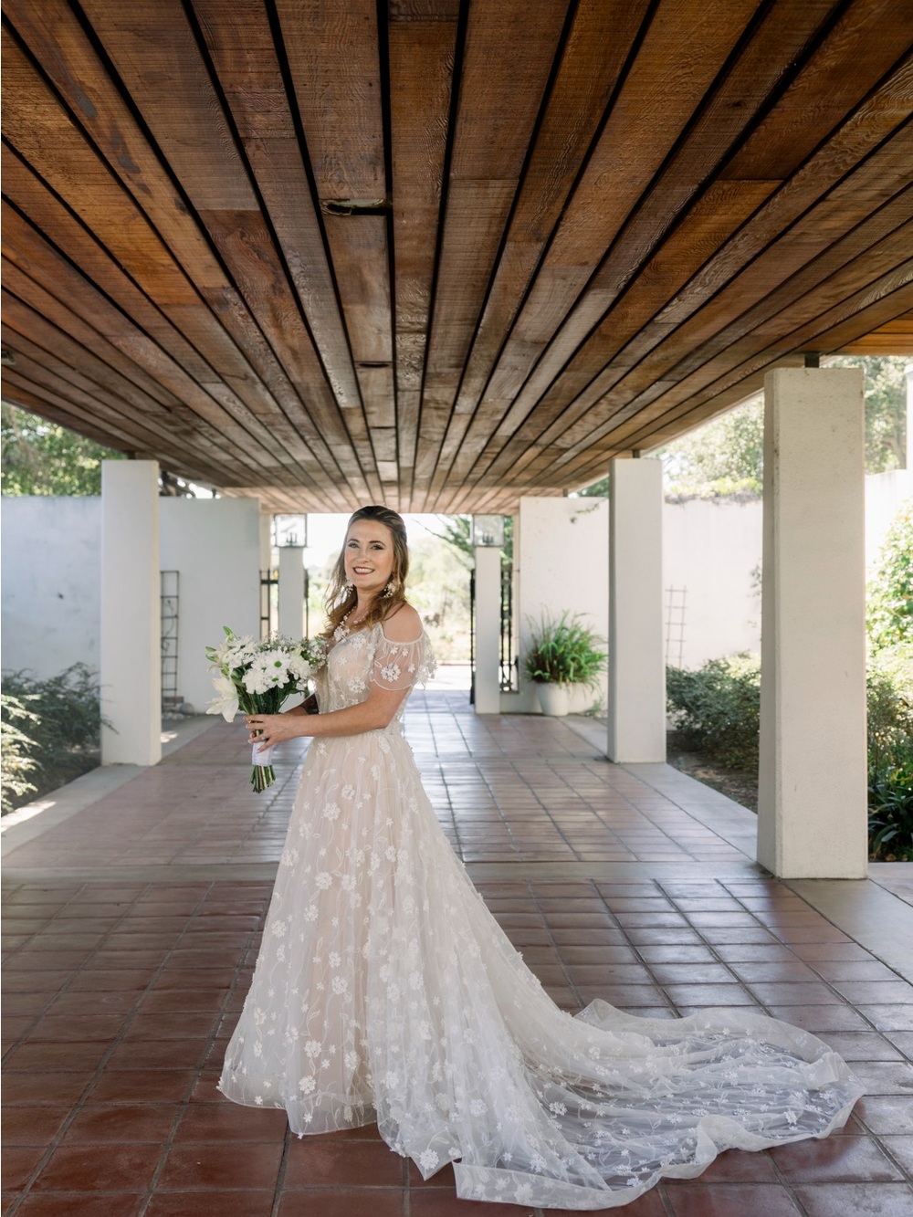Elegant White Floral Lace Bridal Gown Size 6-8